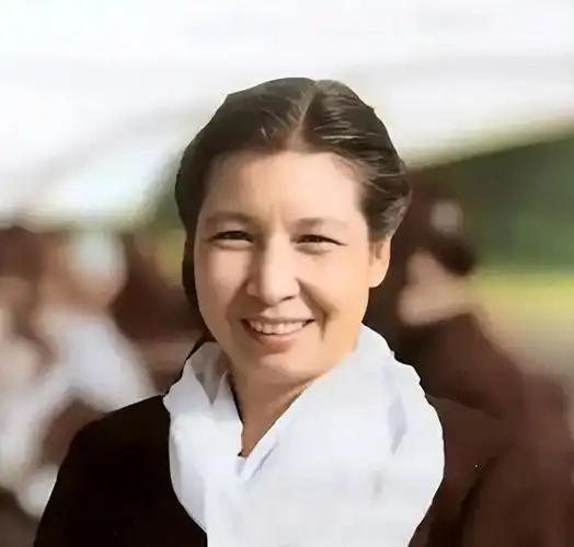 据资料记载，画面中的老红军曾志卸任后在庭院种花的画面，此时，她已经是古稀之年，曾