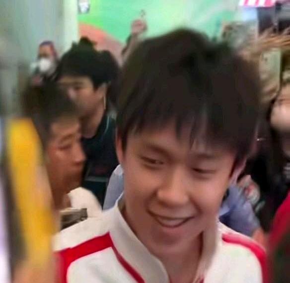 爸妈接机，他秒变小朋友
 
巴黎落地那天，王楚钦推着行李一抬头，看见爸妈站在栏杆