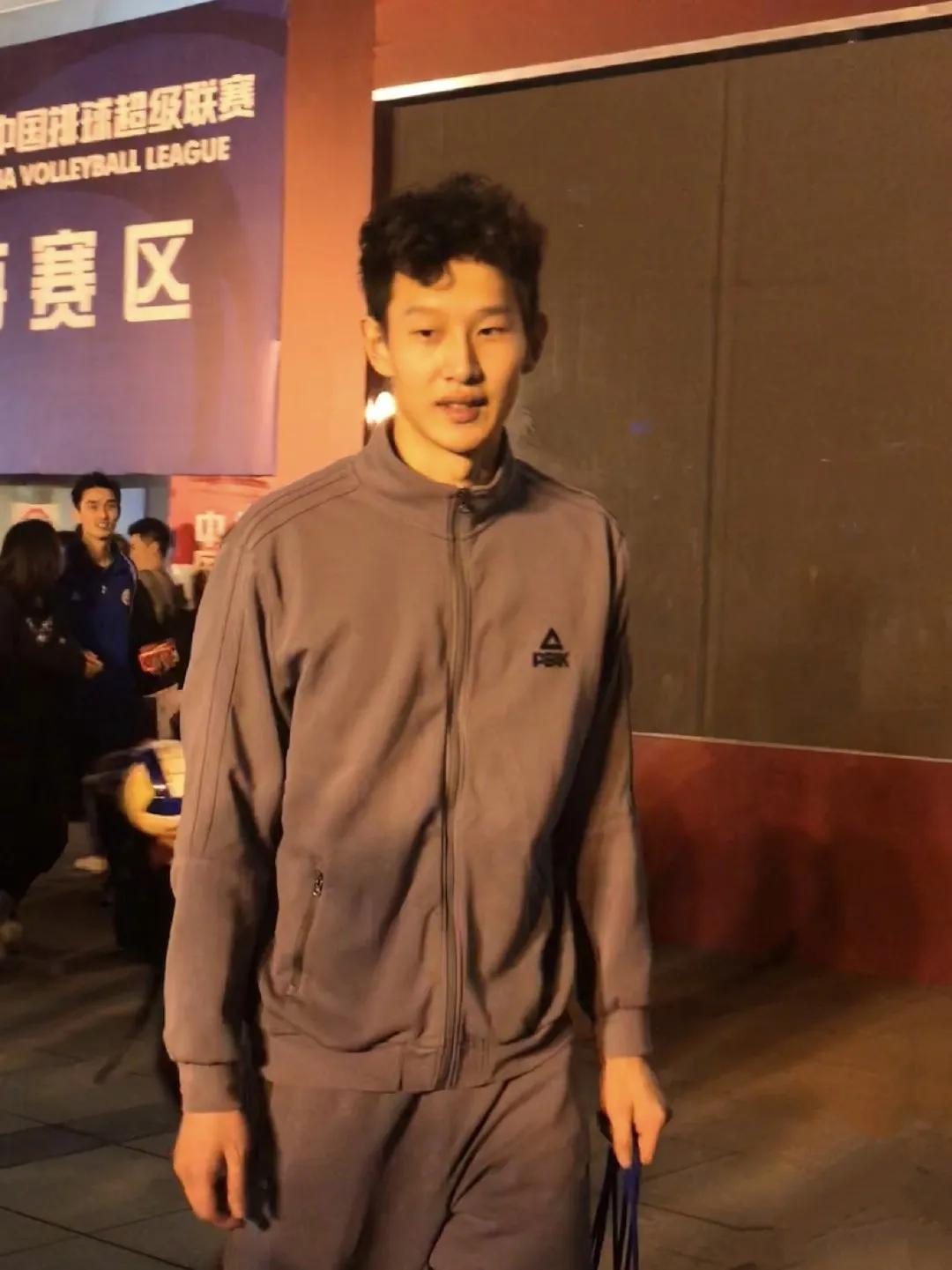 现在的中国男排主力阵容中王径一像是新面孔，其实他应该是最早进国家队的一位，201