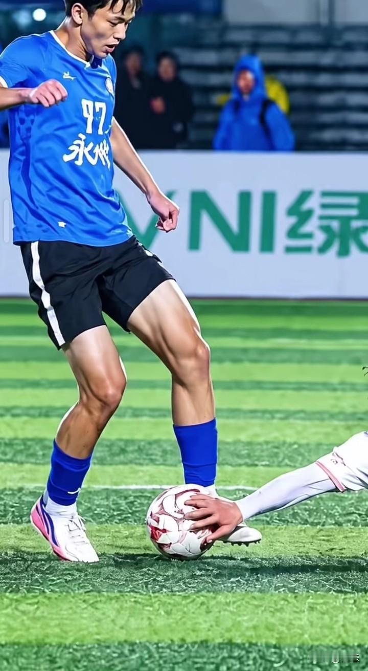 这么明显的犯规动作，为什么裁判看不见，一次两次看不见那还说得过去，多次看不见，是