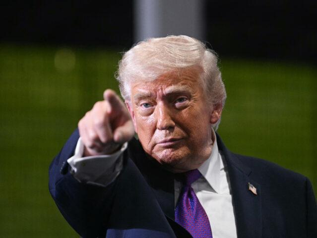 特朗普这次是遇到大麻烦了，美军基地被轰炸，霍尔木兹海峡一封锁，美国自己国内的油价