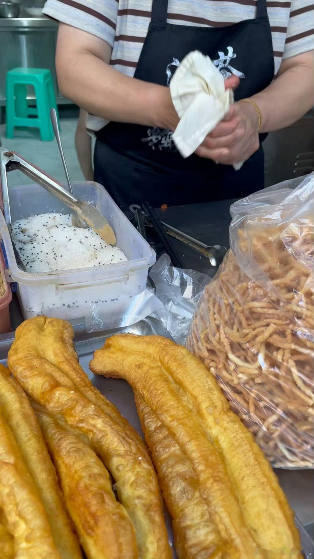 能让人在40度天气出门的重庆传统美食——糯米团。不像春森路那家排长队的范嬢嬢糯米