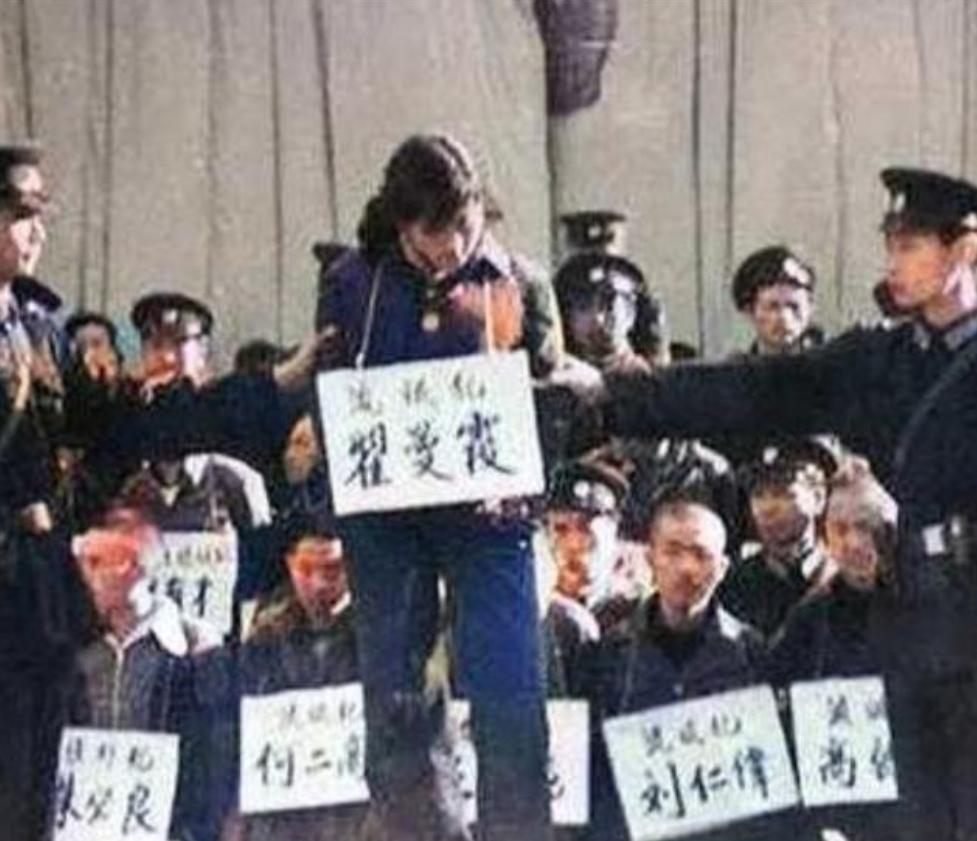 1983年，年仅25岁的“女流氓”翟曼霞被带到了刑场，而当法警举起步枪准备开枪之