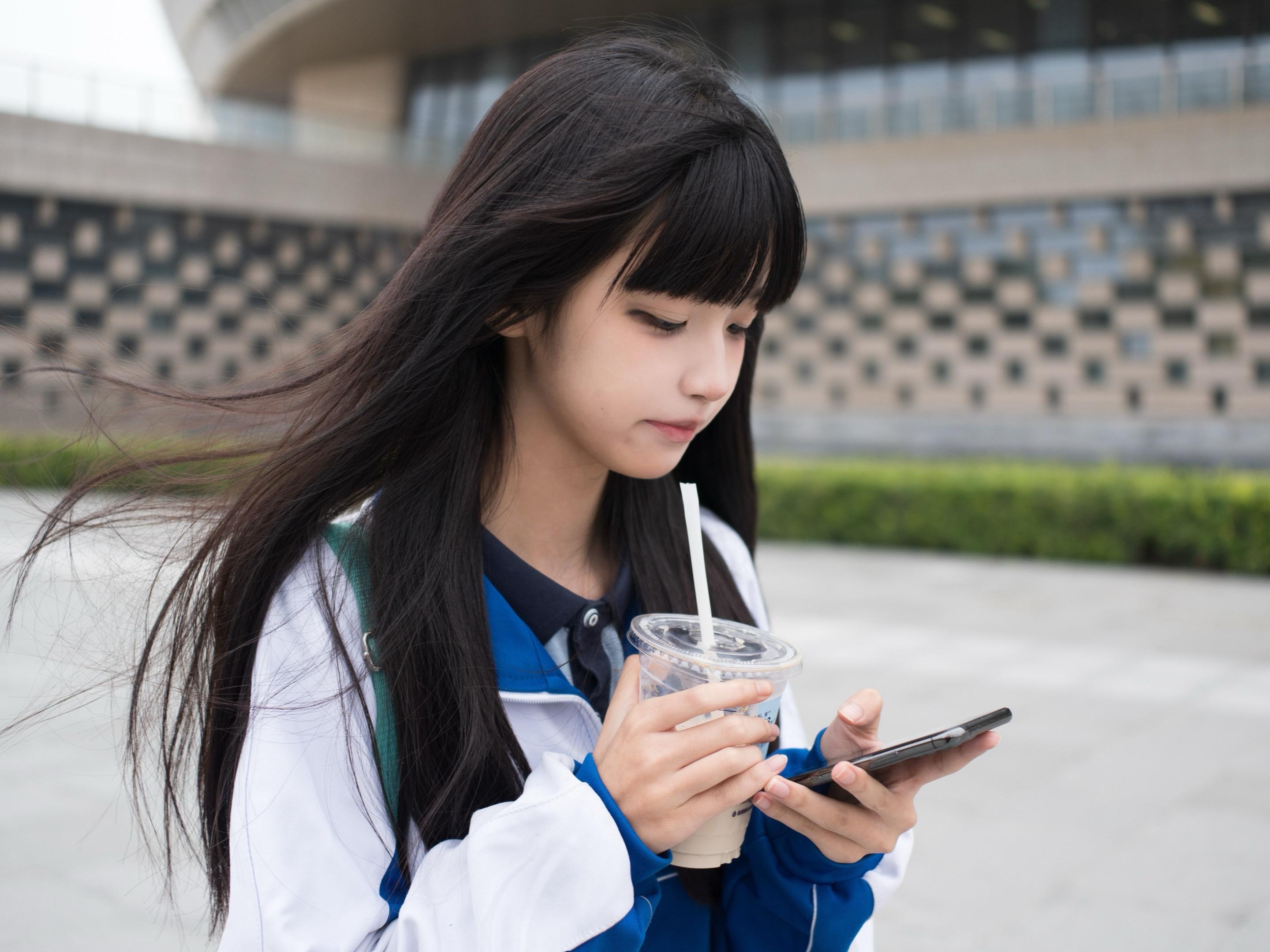 她像是含苞待放的花骨朵