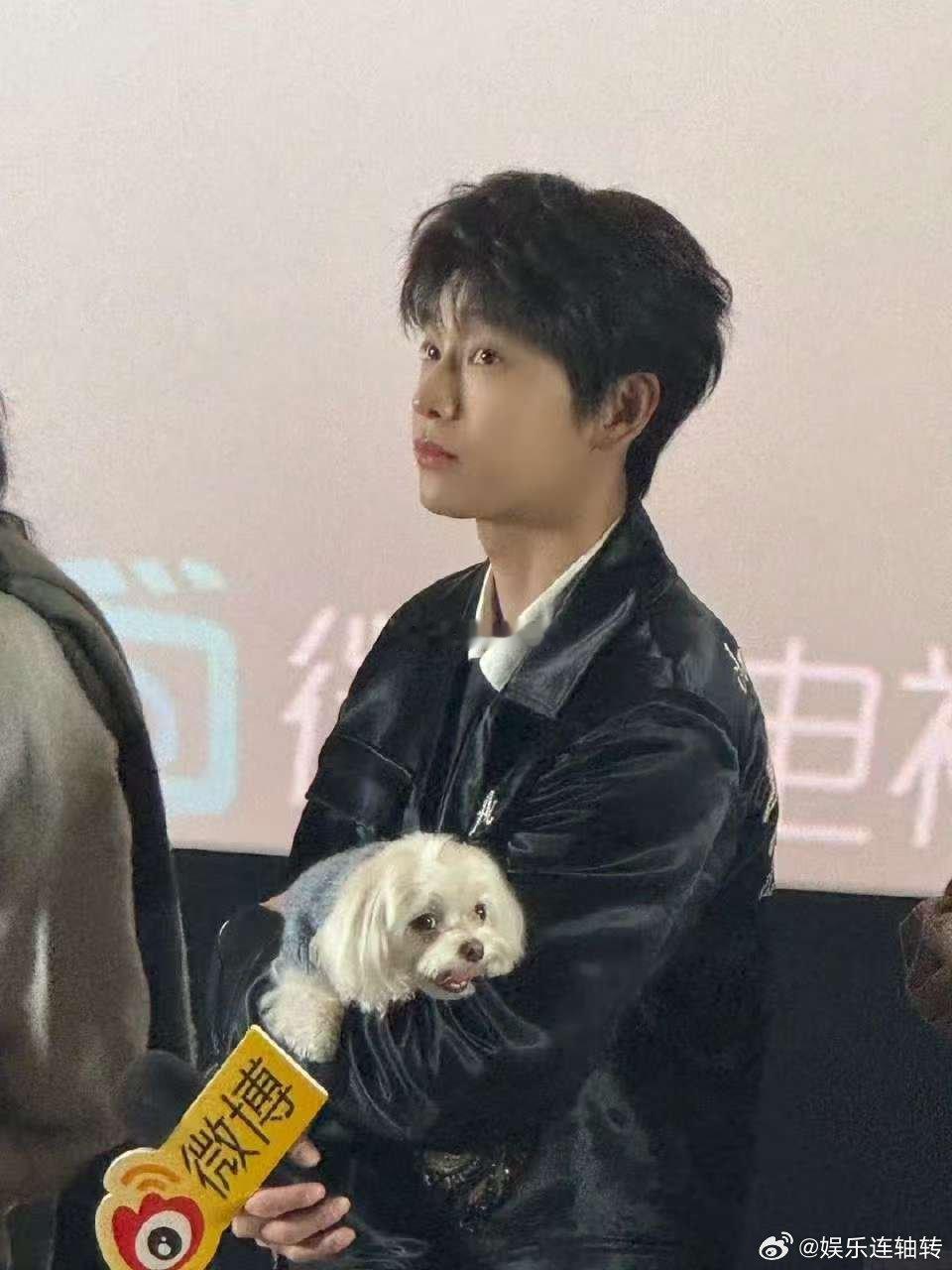 彭昱畅带狗上下班  彭彭带着狗狗去工作，这画面太有爱了。在《异人之下2》活动现场