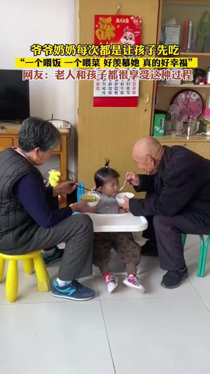 别再追着孩子喂饭了，坏习惯都是大人给养出来的！
我家宝宝从一岁半开始学吃饭。
现