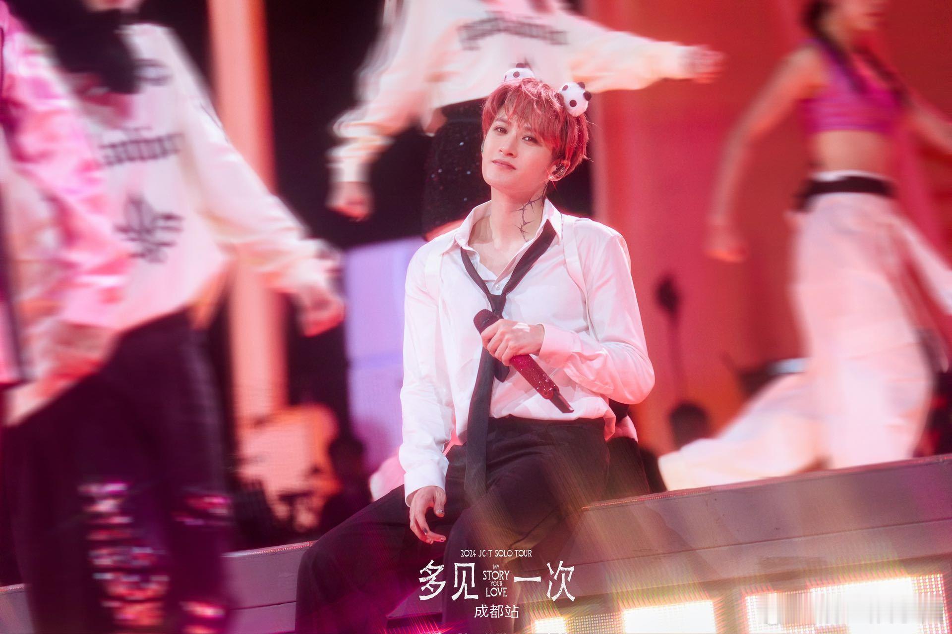 檀健次从演唱会唱到跨年 檀健次从演唱会唱到了跨年，往后的日子一定会越来越好的！努