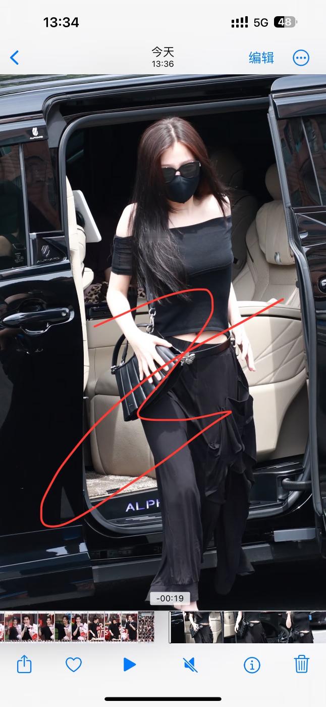 真不知道咋说了感觉今天这一身特别攻，阳气十足不仅小巧思包包像蚌壳而且又走了好一段
