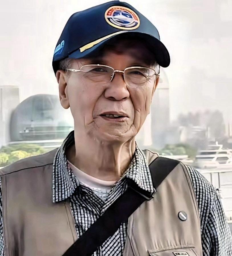 91岁海军老兵参观军舰，却因没有预约被拦下，情急之下，他拿出1953年的解放军胸