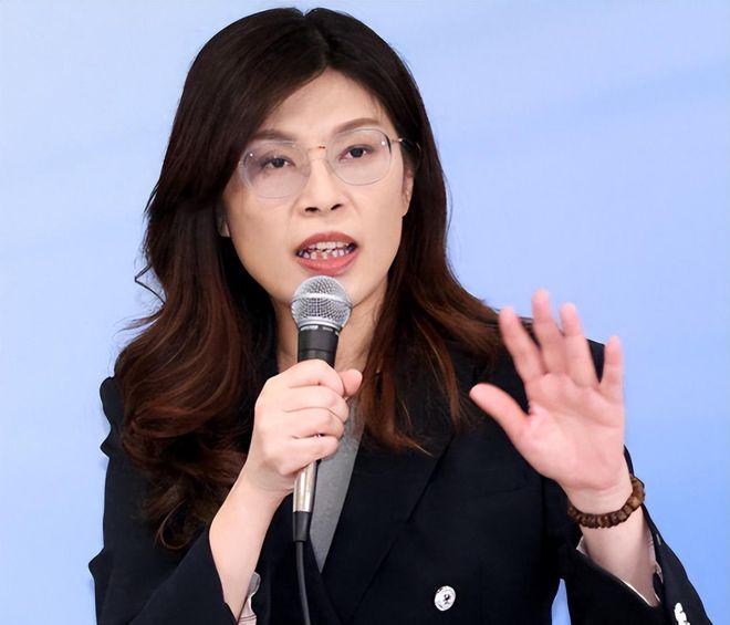 岛内政客的“倚美秀”又要开演了。

郑丽文高调宣布，计划6月赴美开启长达14天的