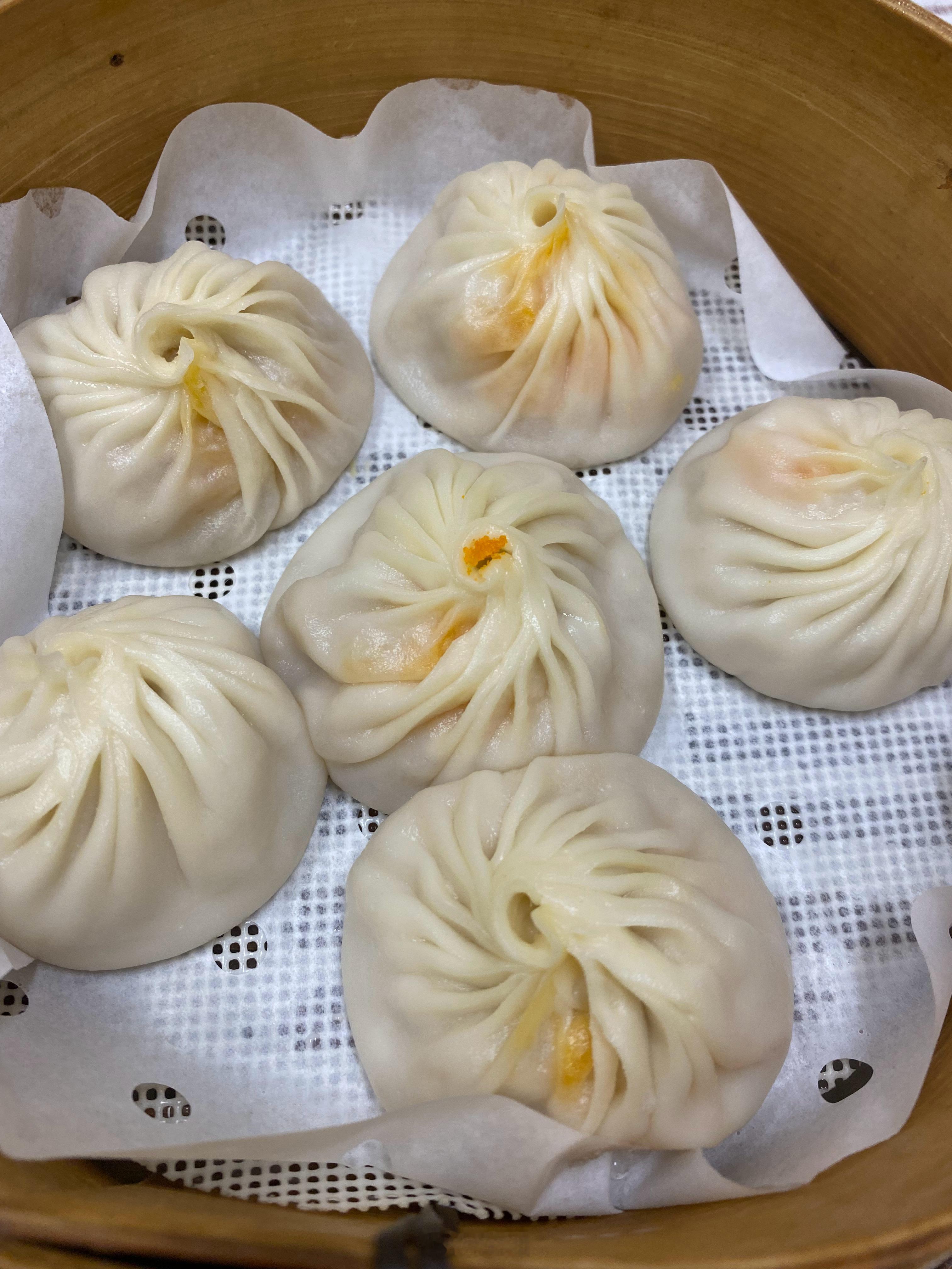 这家店叫诚兴泰蟹黄灌汤包。开在黄土岭路。离雅礼外国语学院和荣悦台挺近的。店门口停