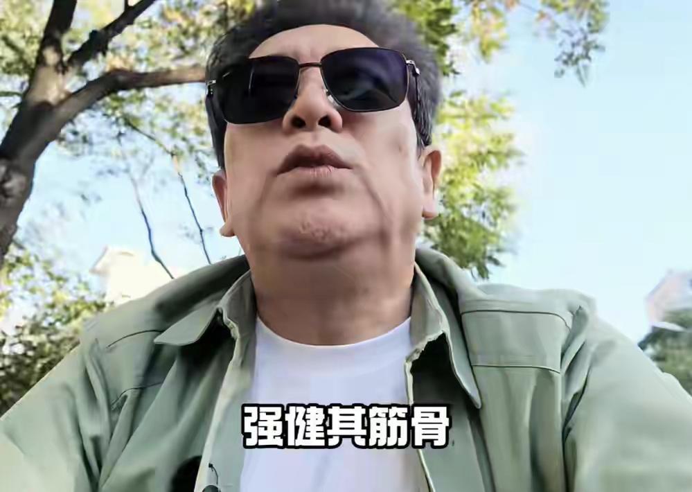 水均益对龙凤胎子女的要求并不高，舍得花钱让女儿学击剑，让儿子学冰球，不是希望孩子