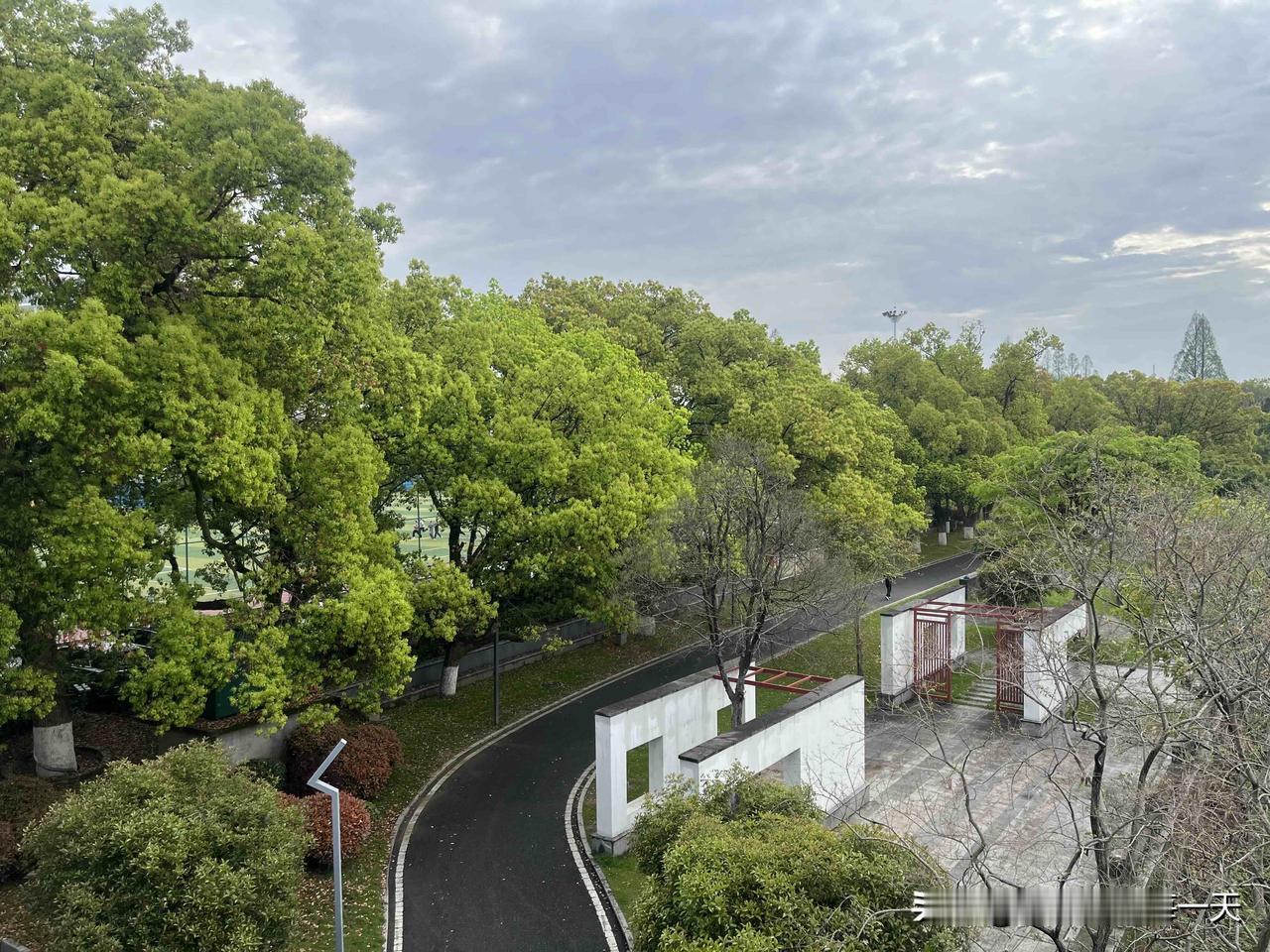 分享一张在路上的风景在路上与自然温柔相逢，山野辽阔，清风拂面，满眼皆是治愈人心的