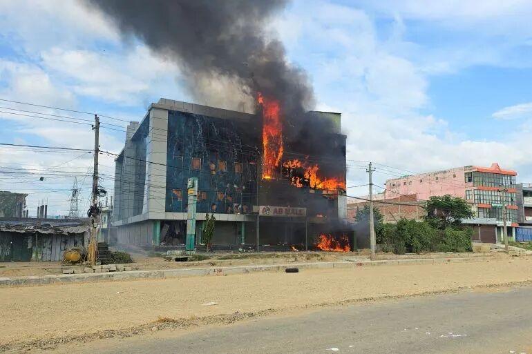 尼泊尔南部印度教徒与穆斯林发生冲突，造成3人死亡，政府已在孙萨里及周边地区实施宵