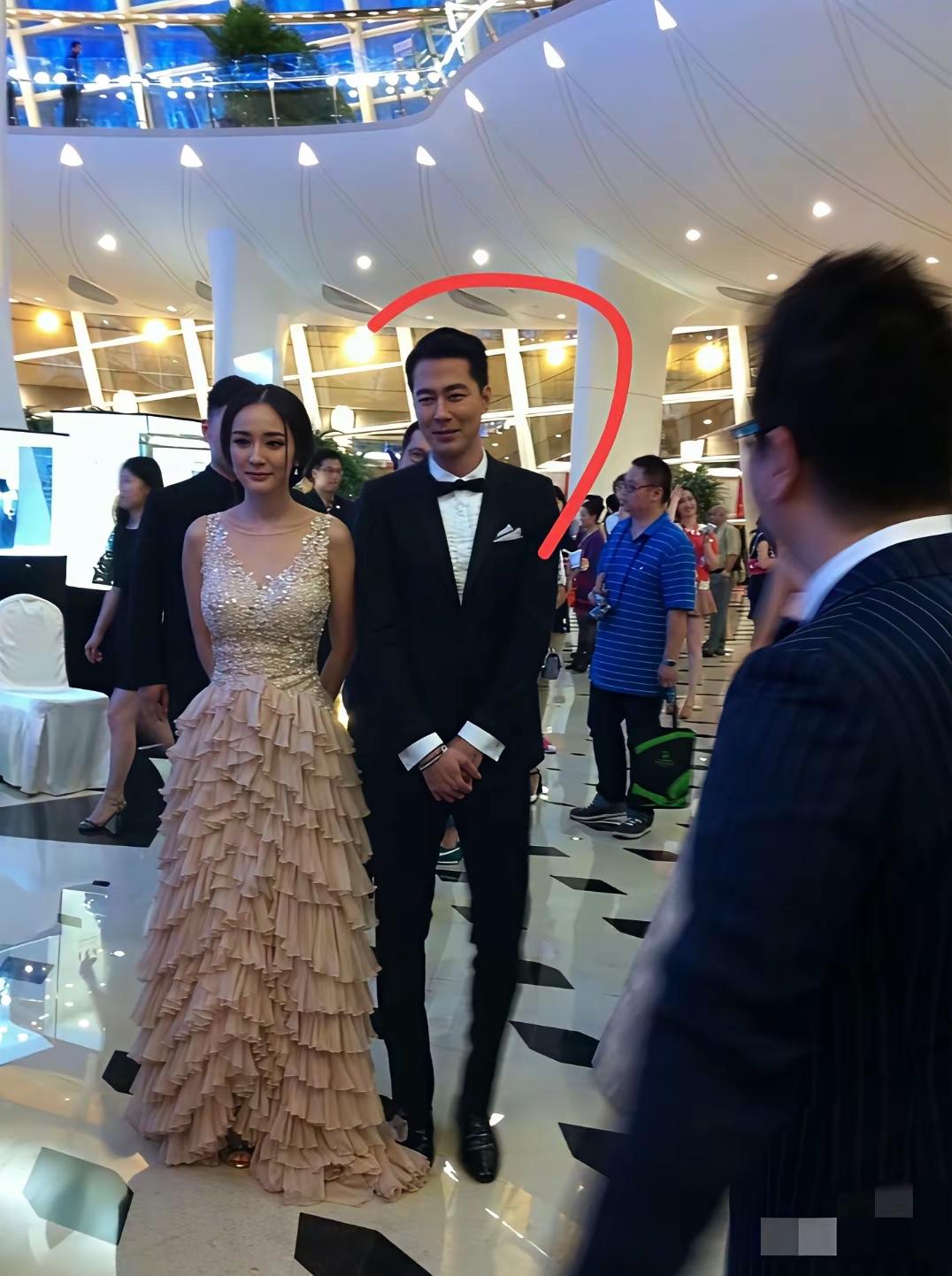 杨幂旁边男士是谁？非常有气质