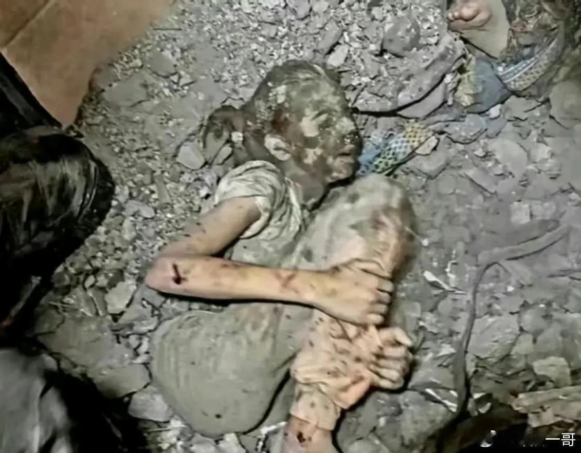 以色列对巴勒斯坦人的残酷屠杀，让很多国人再次觉醒。

以色列军队屠杀巴勒斯坦人如