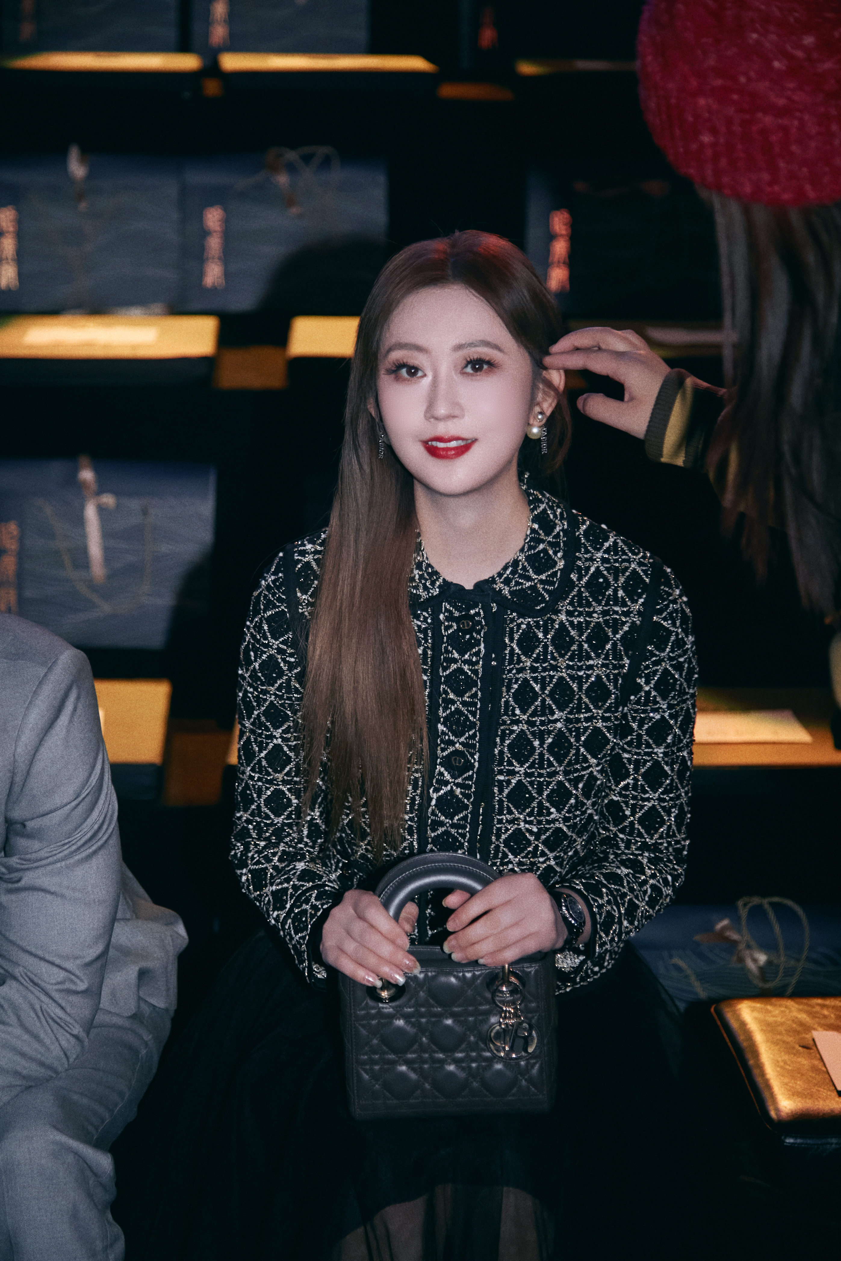 刘芊螢时装周深色迪奥套装刘芊螢亮相北京时装周，深色迪奥套装利落有型，不刻意张扬却