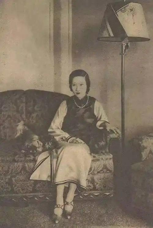 1956 年，顾维钧趁妻子黄蕙兰睡着，偷偷溜进严幼韵的房间。这时他万万没想到，黄