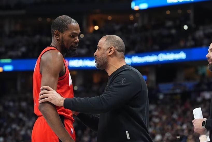 詹姆斯在场上不仅自己能突能扣，还能盘活全队。而杜兰特除了上半场表现亮眼点，下半场