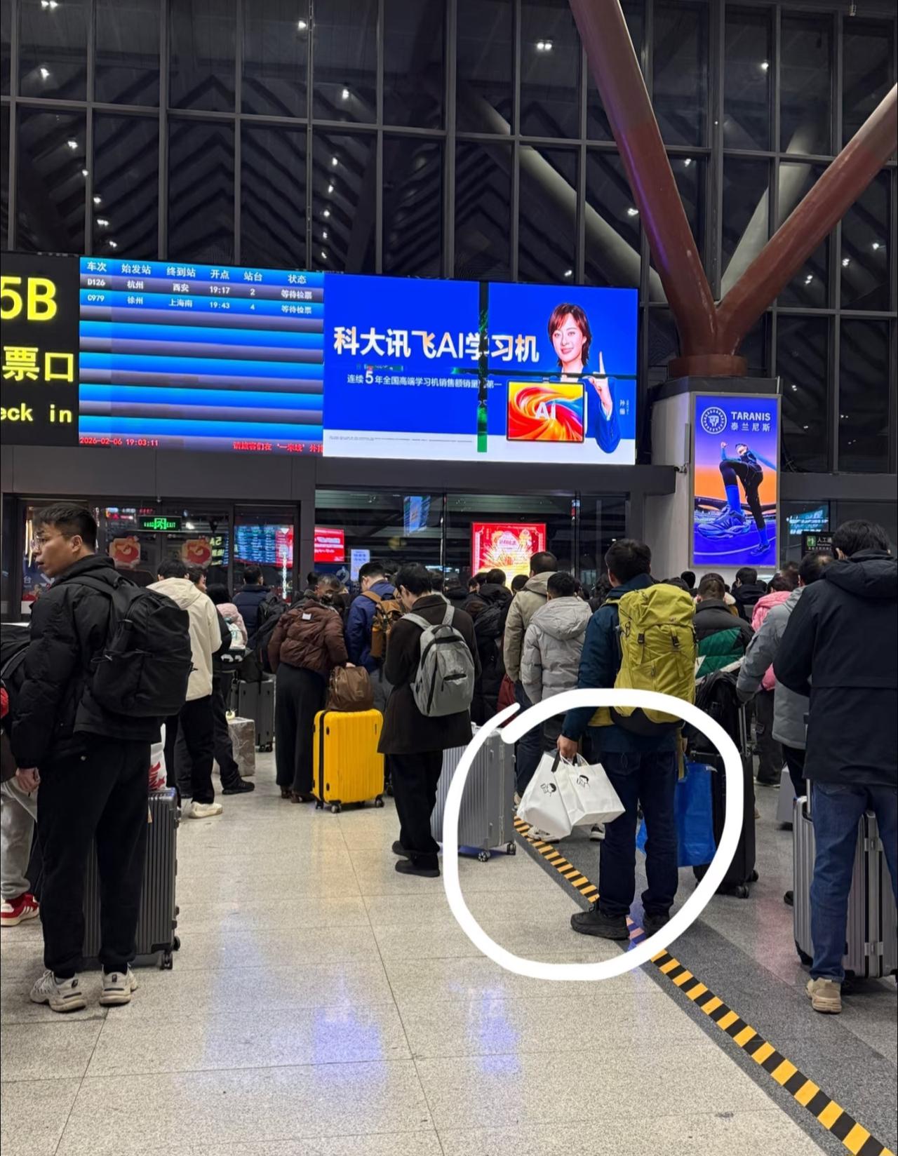 不管你信不信
奶茶已经成为大多数人
出行的必备物资了
在火车站经常能看到有些乘客