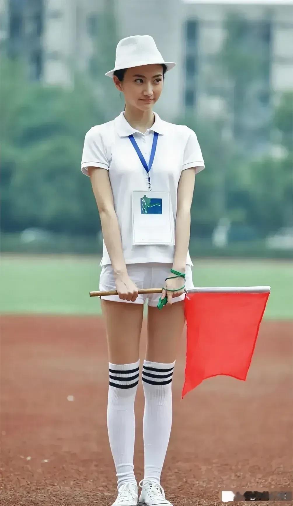景甜从小到大都漂亮！一路走来一直都是校花，万里挑一的美人。五官精致漂亮，身材比例