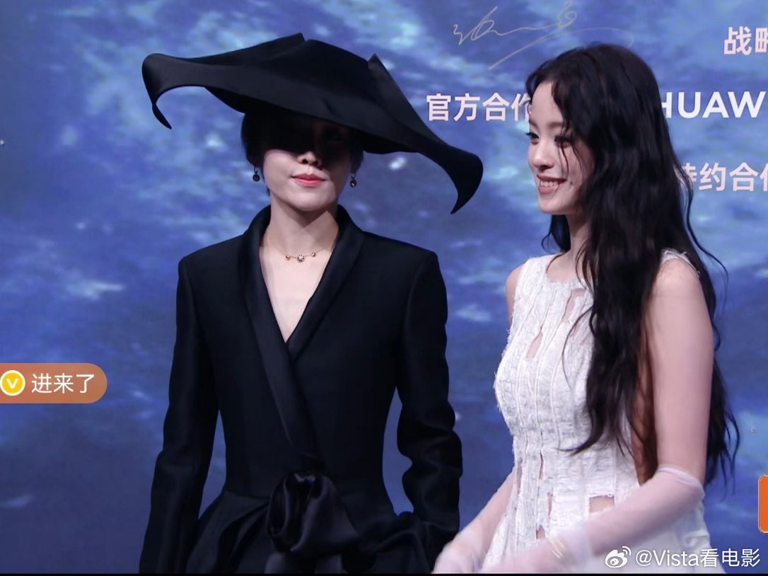 直播暂停，我将认真研究刘雨昕帽子构造这个到底算什么形状正面、背面、侧面 每个面都