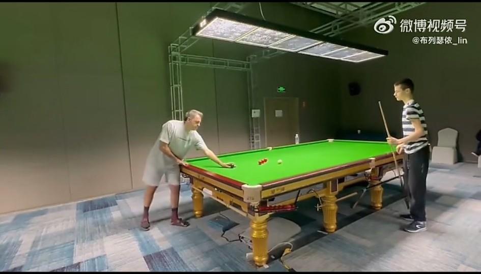 国锦赛被淘汰后，奥沙利文好像没当一回事，他过得更悠闲自得了。
1、抽出时间指点巡