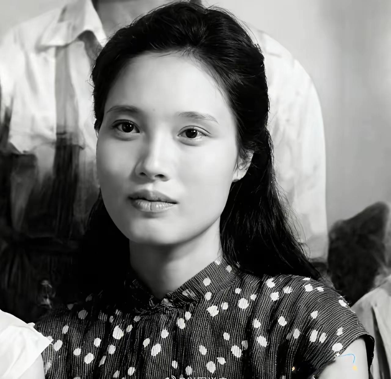 这是朱枫的亲密战友，在台地下工作者姚明珠女士的照片，面容清秀，目光炯炯有神，她在