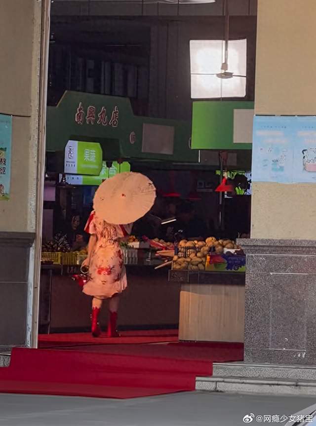 虞书欣把菜市场走成红毯，原来是一身“小石榴”赢了