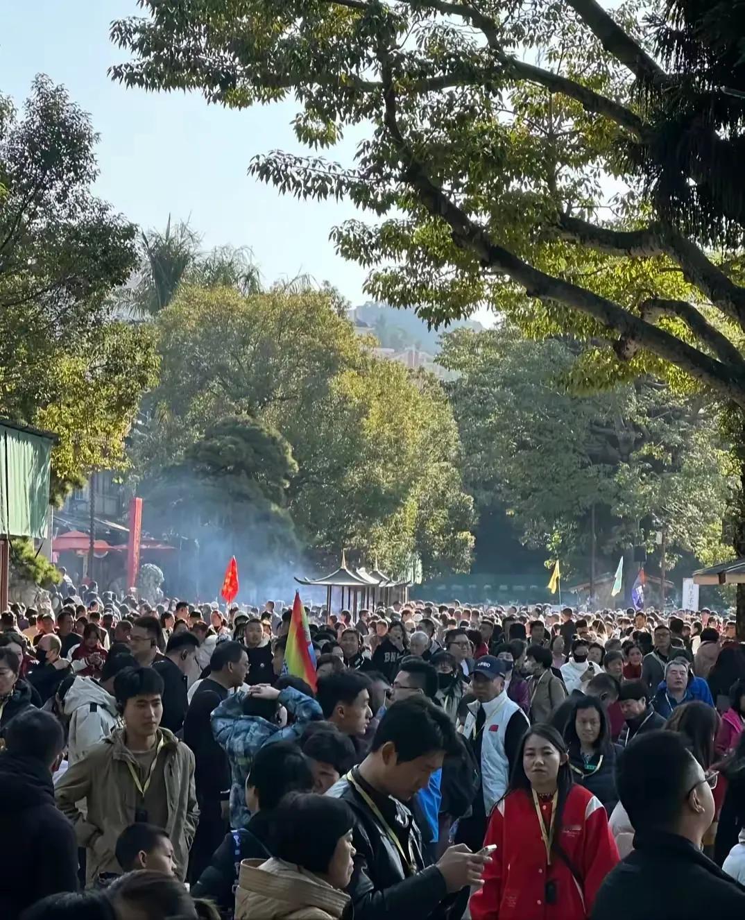 大年初一的厦门南普陀寺，挤爆了，不止人山人海，感觉来了一亿人。仙岳山公园的土地公