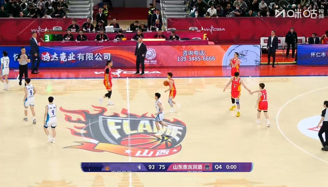 山西女篮大胜山东女篮，
张子宇是场上最短的那块板，
面对山西的黑粗硬的中锋，
张