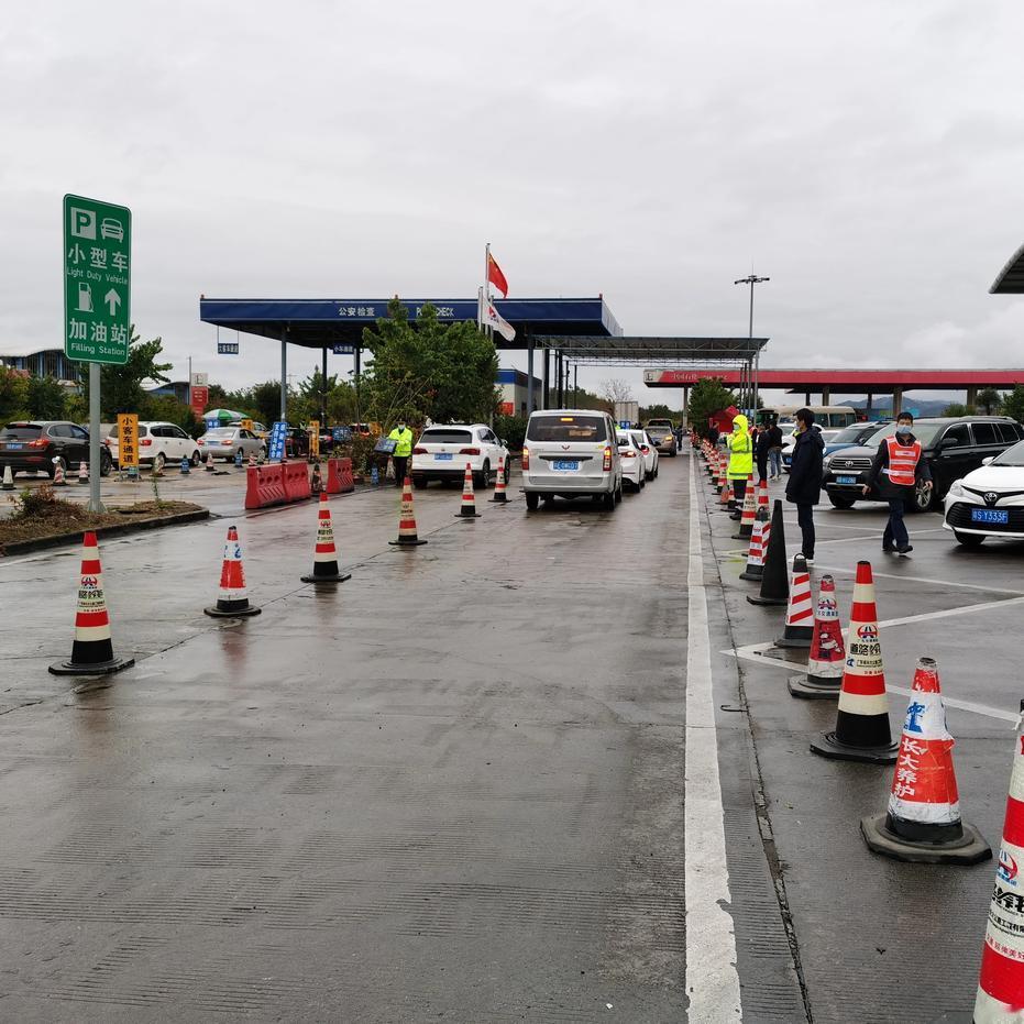 这起乌龙事件暴露了家庭出行的沟通错位与高速安全认知的双重缺失。

核心矛盾点在于