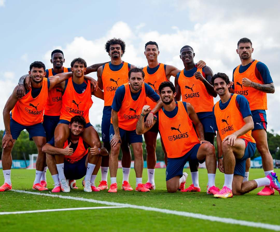 C罗IG发布今日赢球小分队合影：“永远团结一心🇵🇹”❤️❤️❤️ 