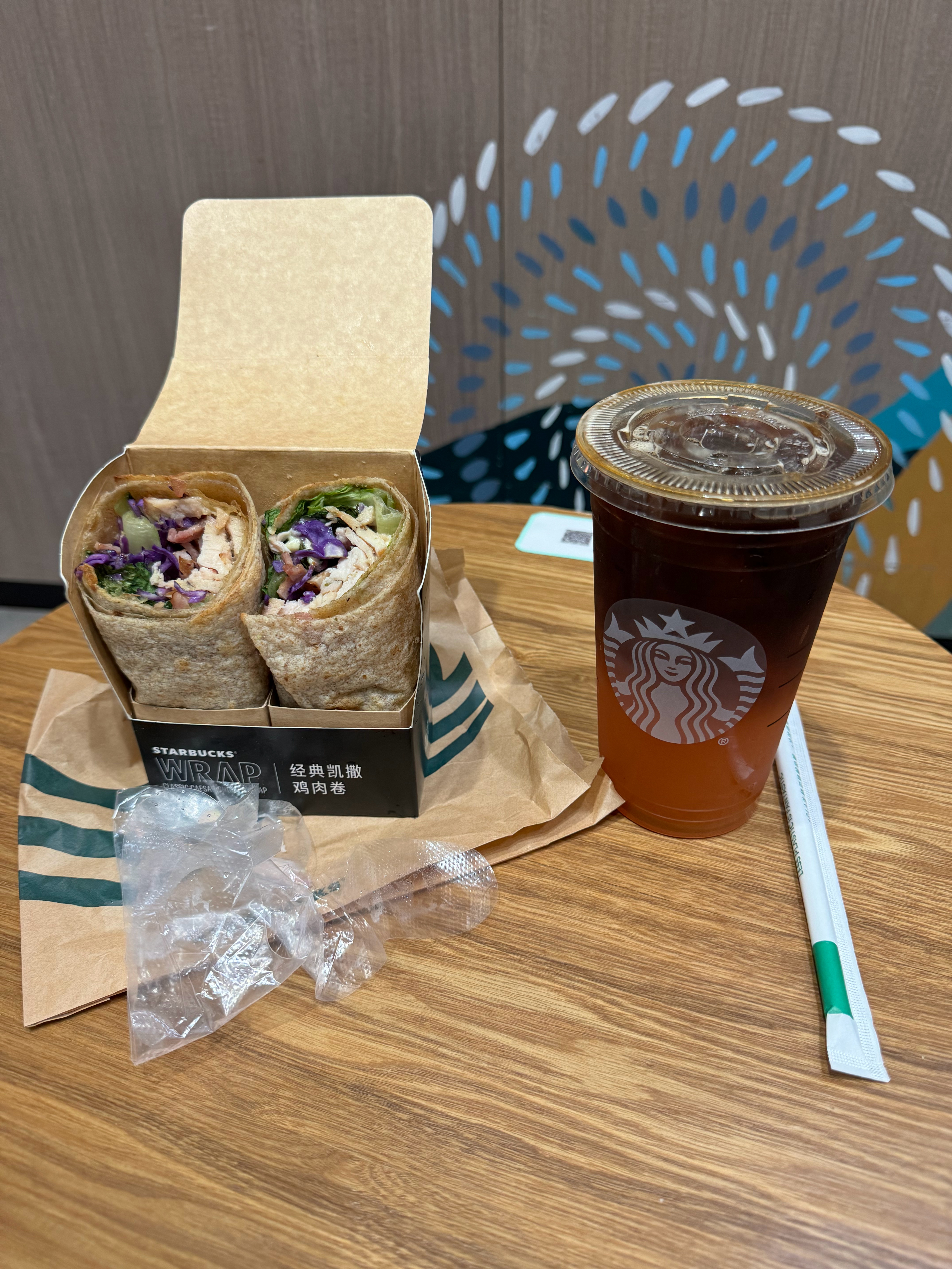 一边候机一边刷推，看到有博主说现在整个推特的人要不在为哈里斯落败而沮丧；要不为特