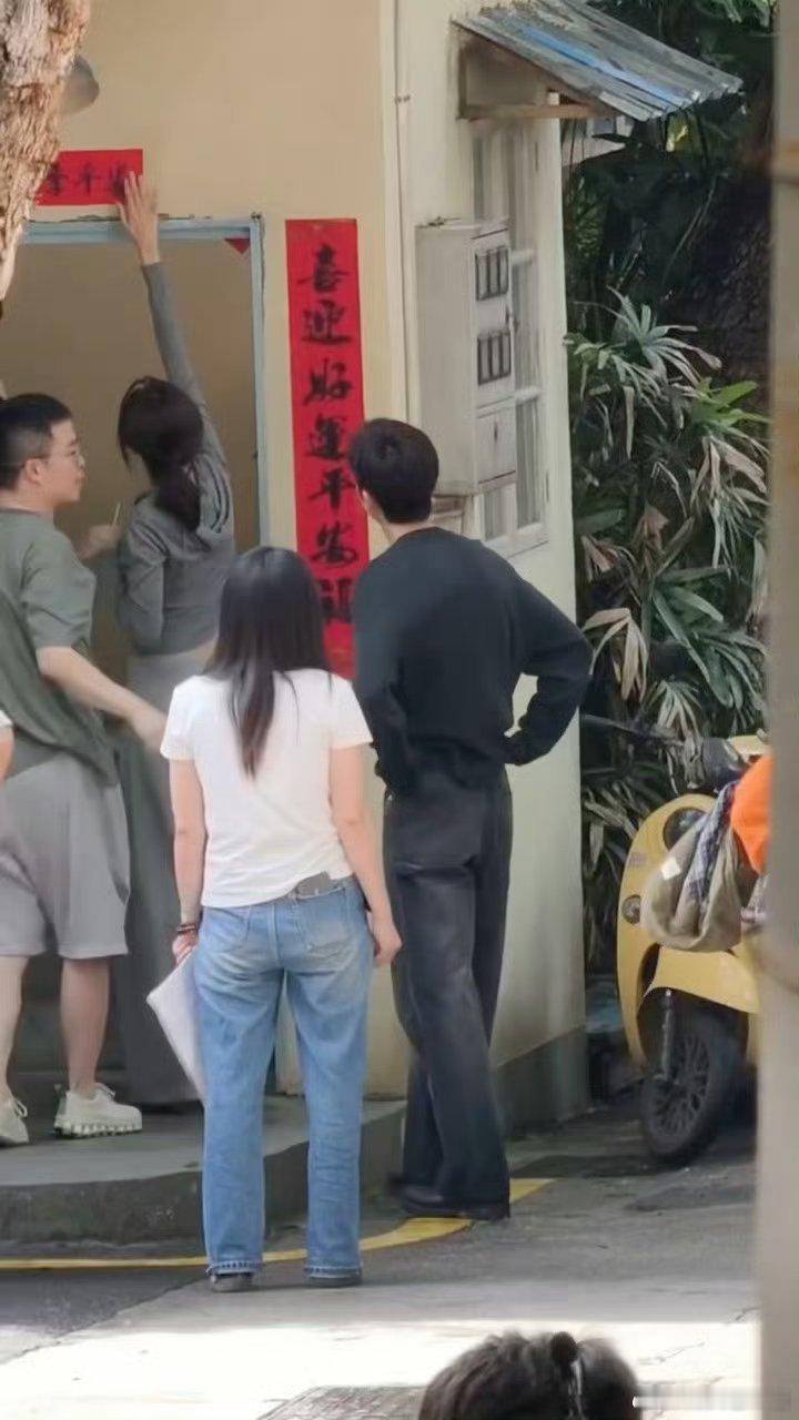 孙千一伸手就摸到门框此女身材绝了 好细好长一条 