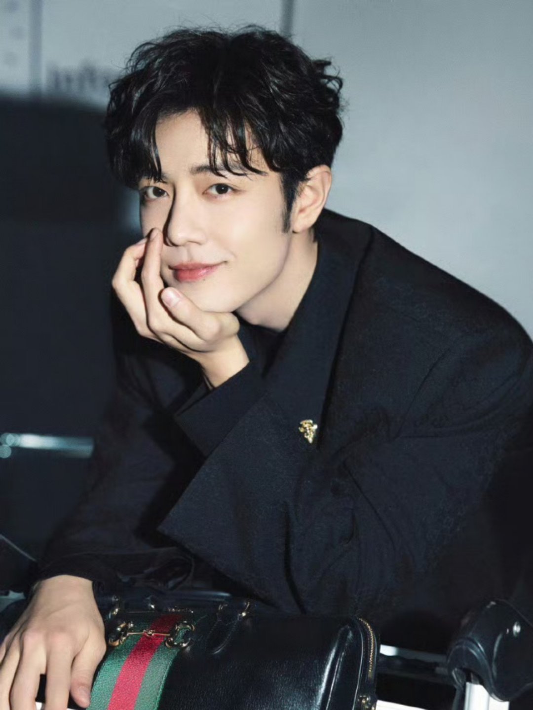 肖战的保镖 肖战抵达意大利米兰，身边保镖身材魁梧且熊大。身形183.6的肖战显得