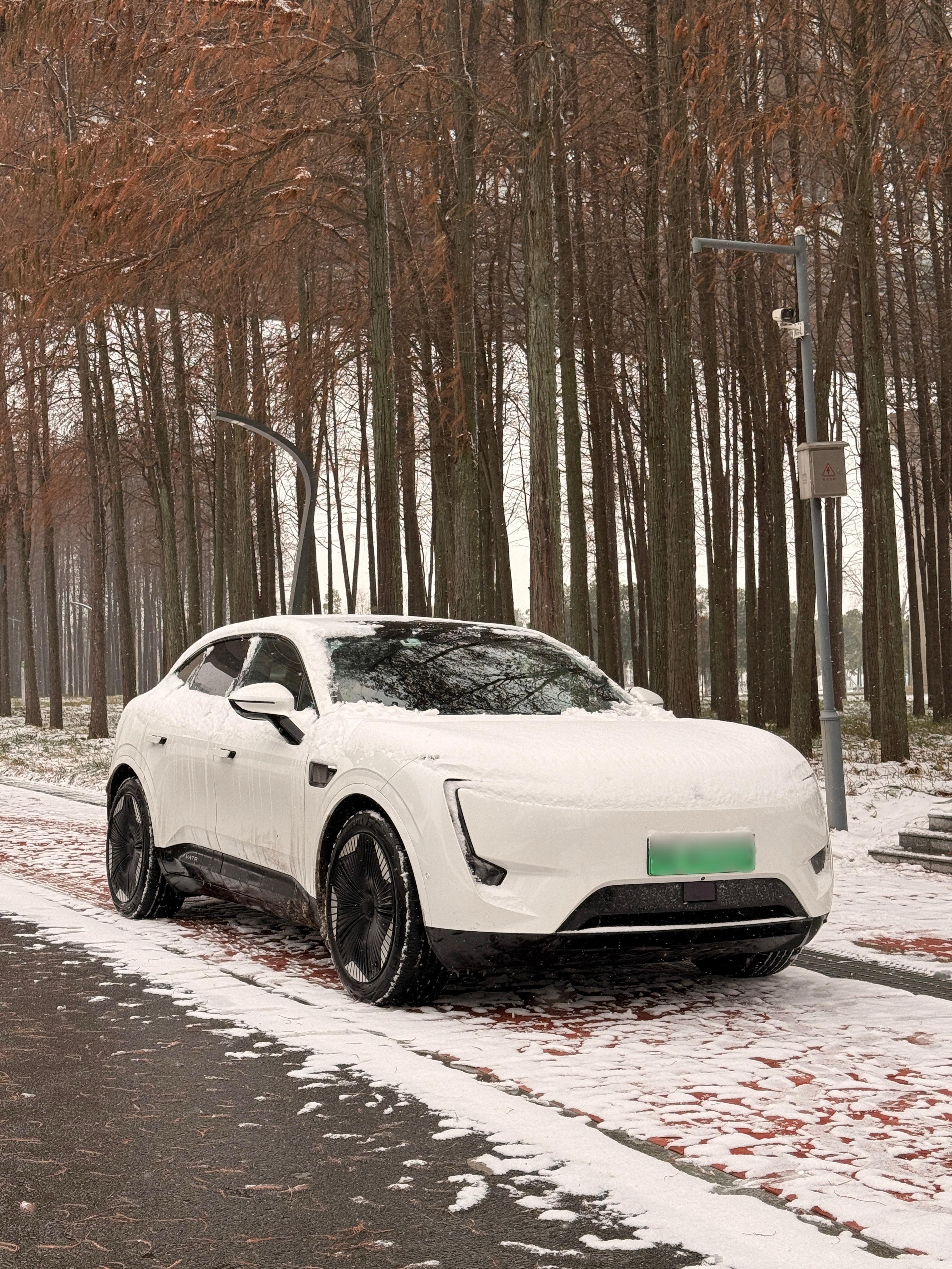 武汉下雪开了一个小时终于到拍摄的地方了刚出小区就有追尾的下雪天开车尽量别走小路主