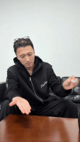 谢霆锋学会变魔术了  细节控狂喜！谢霆锋魔术短片暗藏小心思，《推倒重来》和evo