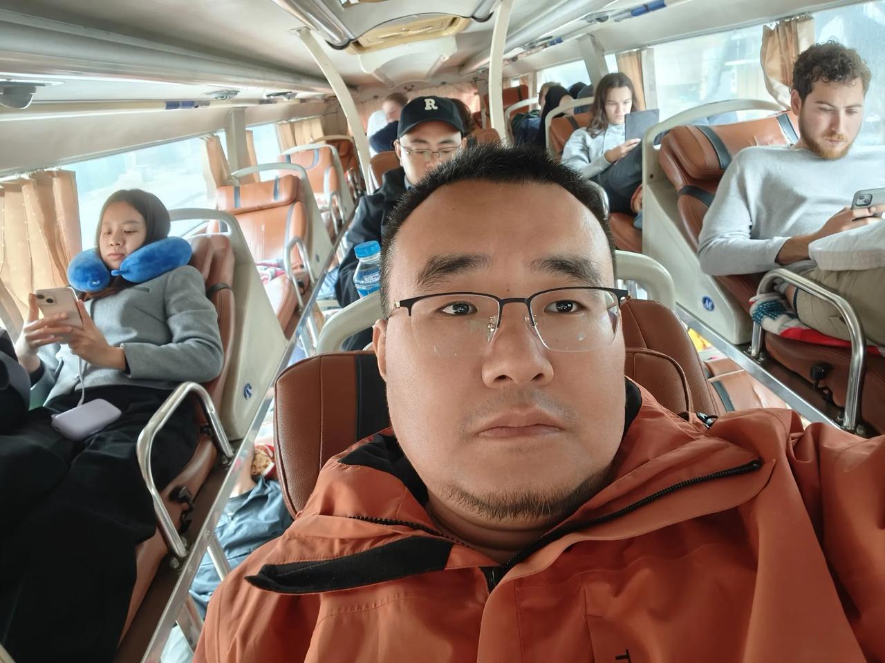 坐卧铺汽车去岘港，一车的国际友人。大概13年前，从西藏去成都，坐过这种大巴车，后
