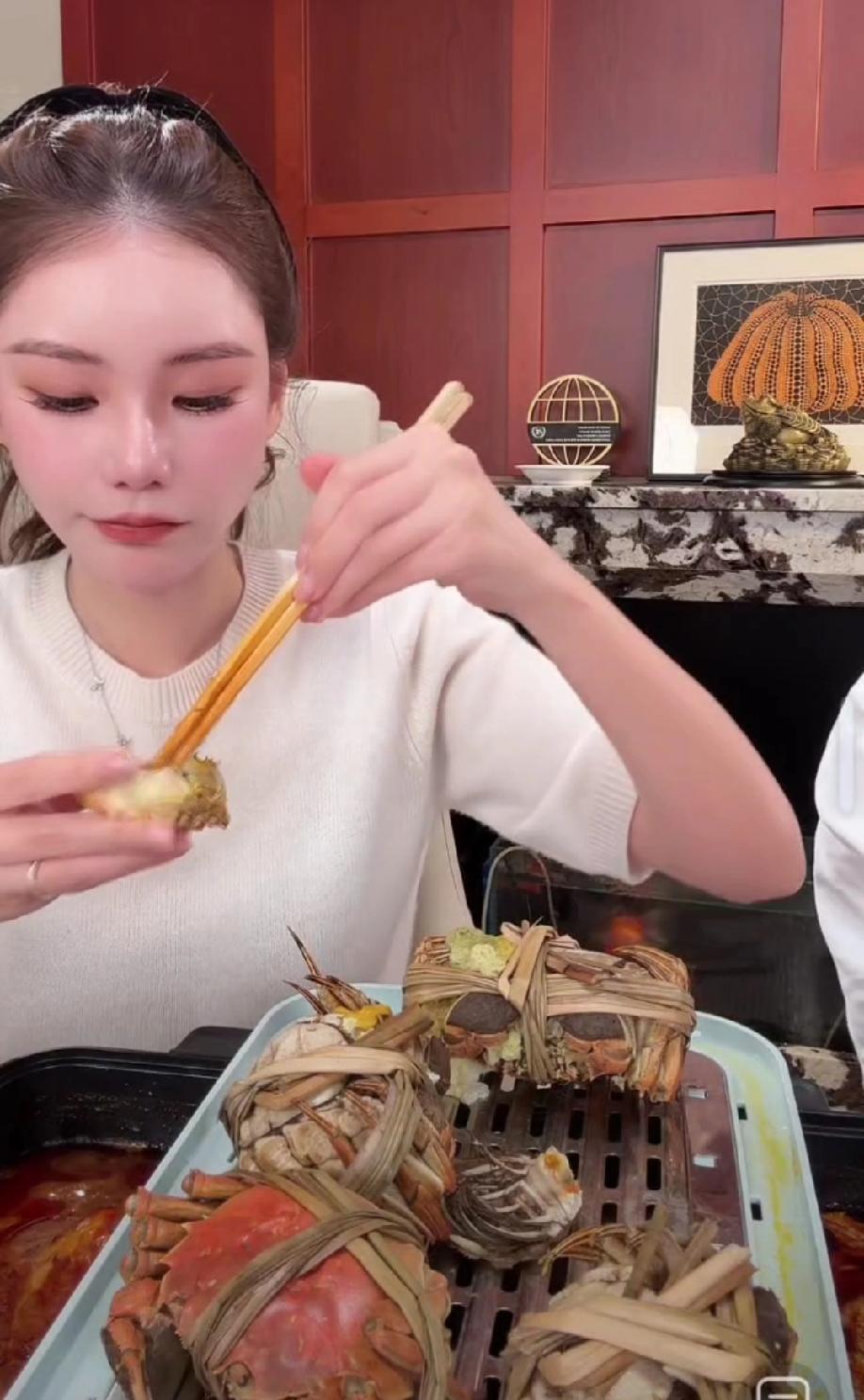 还在回味大S那个著名的“剥虾论”？
汪小菲现任马筱梅直接用一个剥螃蟹的动作，狠狠