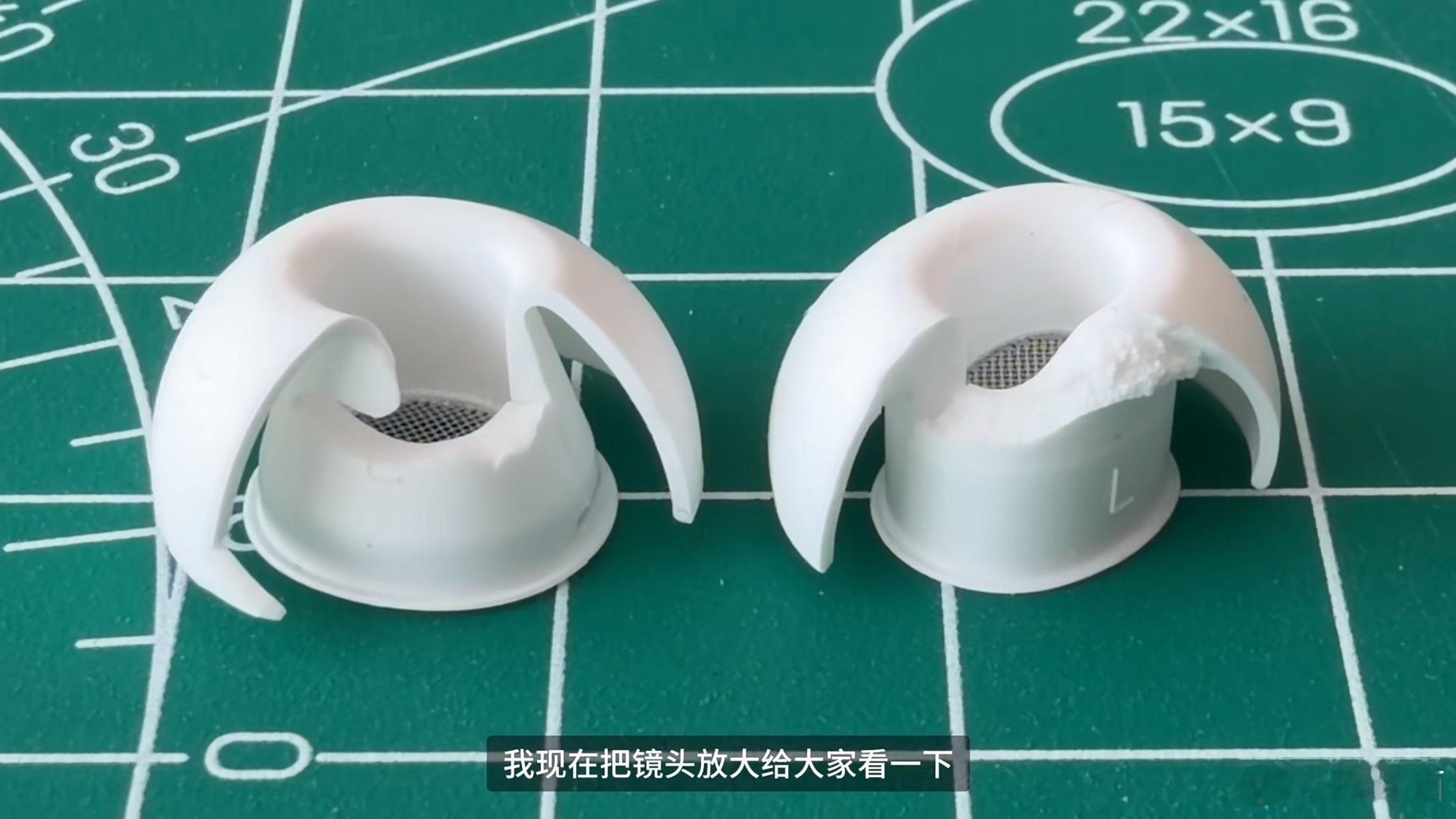 钟文泽老师把 AirPods Pro3的新耳塞跟老款的耳塞做了一个拆解对比，新款