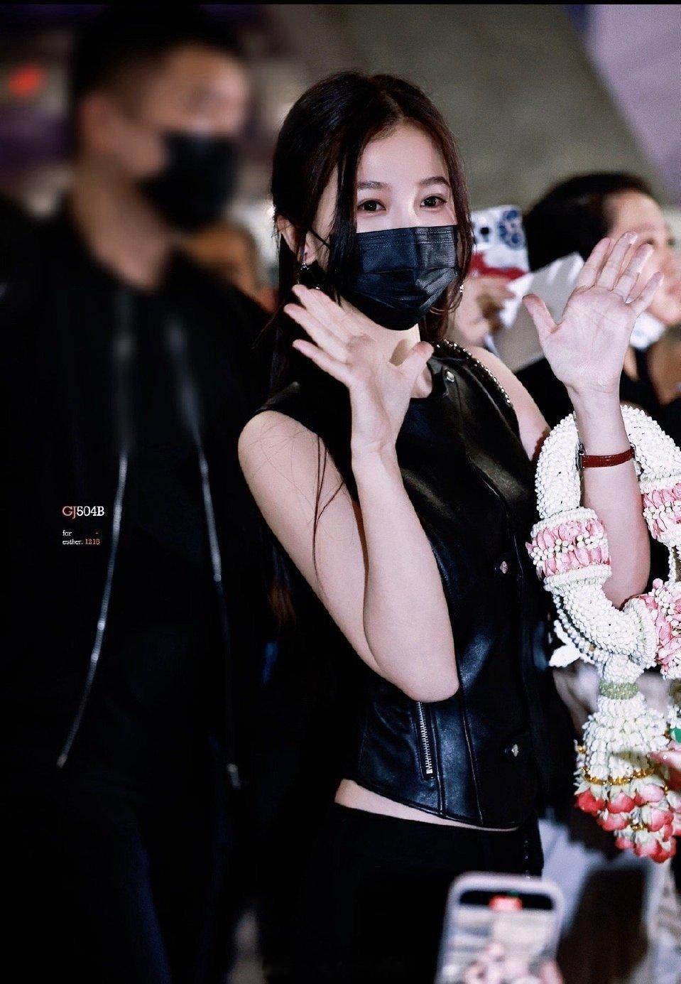 虞书欣泰国机场到达，一直在和粉丝比芯[么么哒] ​​​