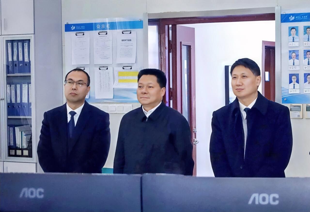 江苏交控党委书记、董事长王先正近日到连徐公司调研，现场查看调度指挥中心和客服稽核