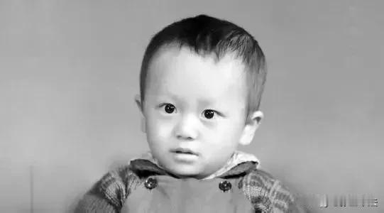 周鸿祎童年少年时期10件鲜为人知的往事：

①小时候在郑州市测绘局家属院长大，经