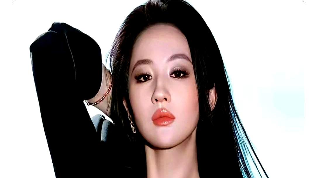 刘亦菲整整800天没接新戏，没糊就算了，路人缘反倒比以前还能打。
圈内人都挤破