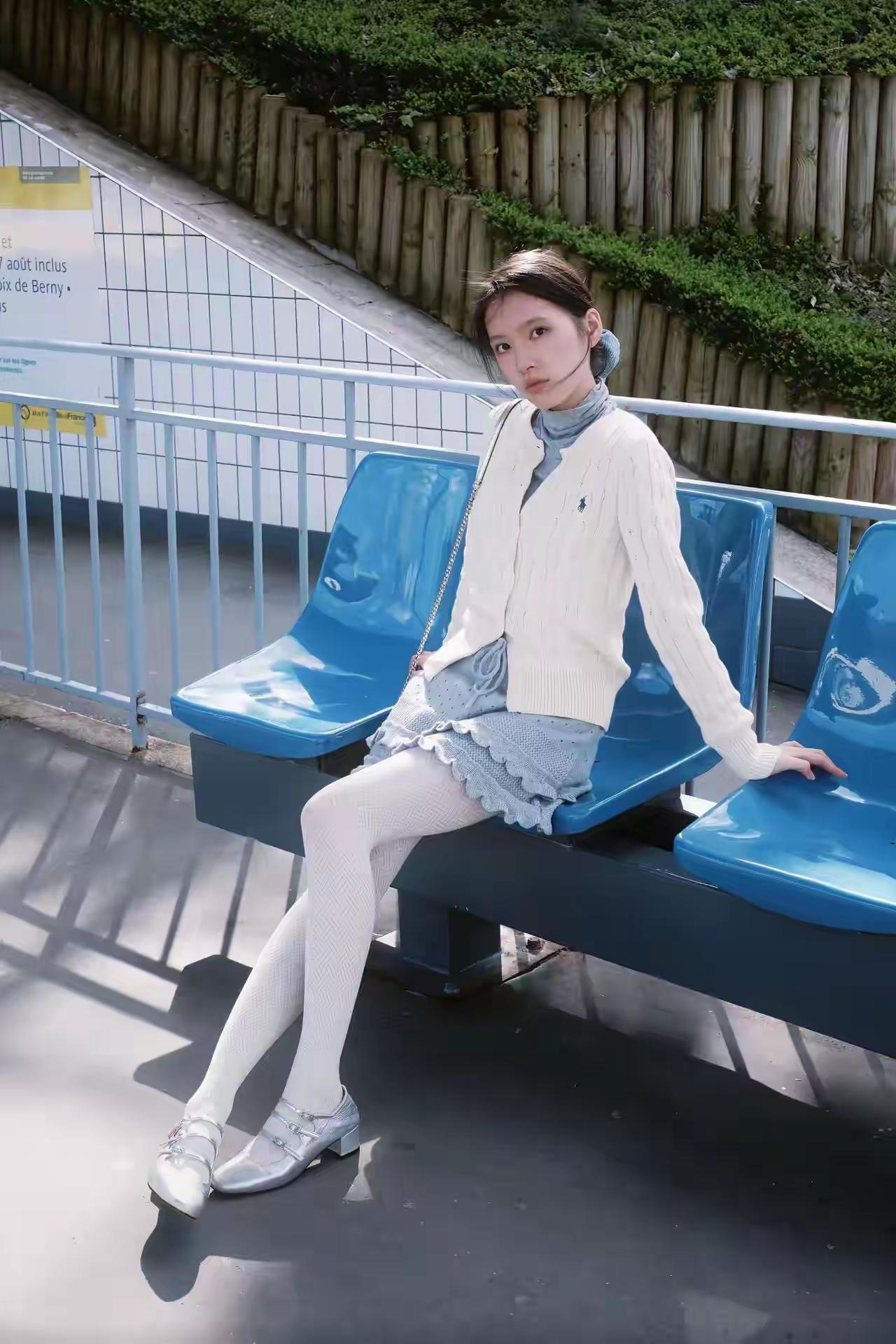 穿一件毛衣，走起路来都自带气质