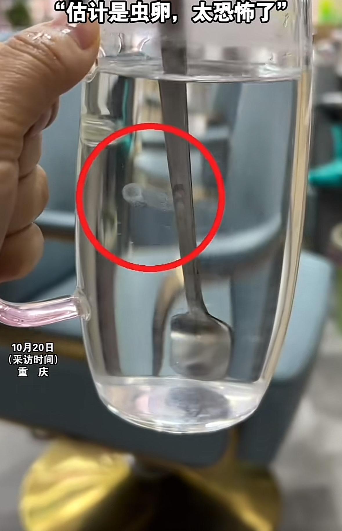 为什么不建议喝隔夜水，10月20日重庆，前一天晚上喝剩的隔夜水，女子早上起床端起
