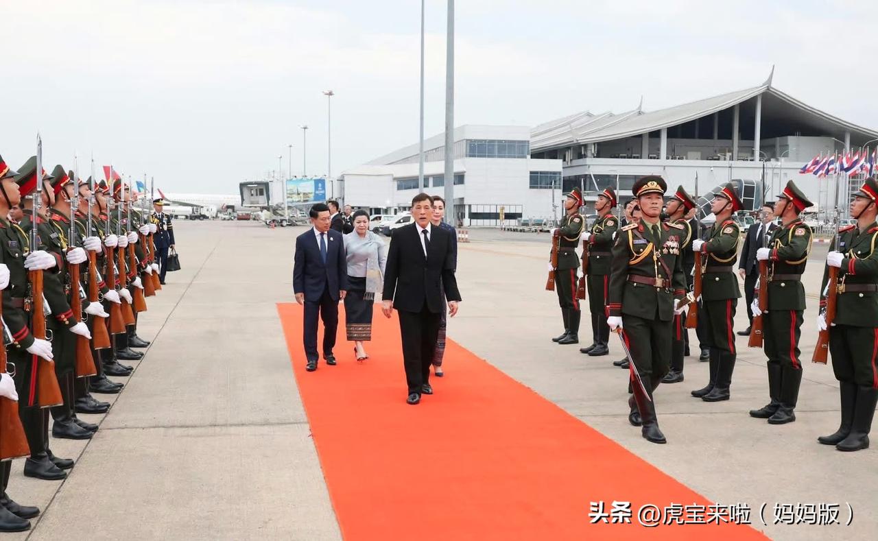 玛哈国王和苏提达王后结束对老挝的国事访问，启程回泰国了！ps：话说夫妻俩真的很厉
