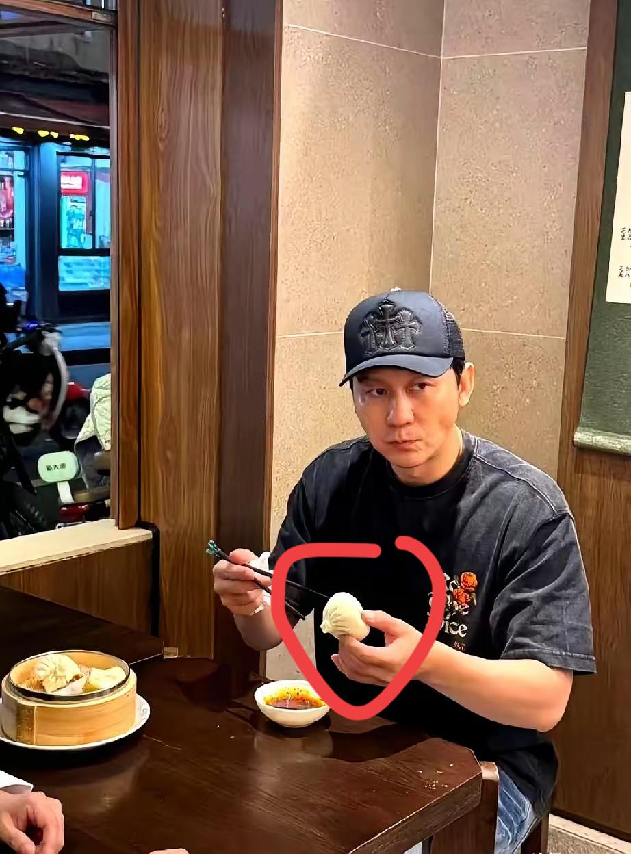 李晨吃的是饺子还是包子啊！