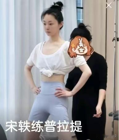 不知道大家有没有发现一个耐人寻味的现象。客观来看，她颜值不算惊鸿一瞥，演技也难以